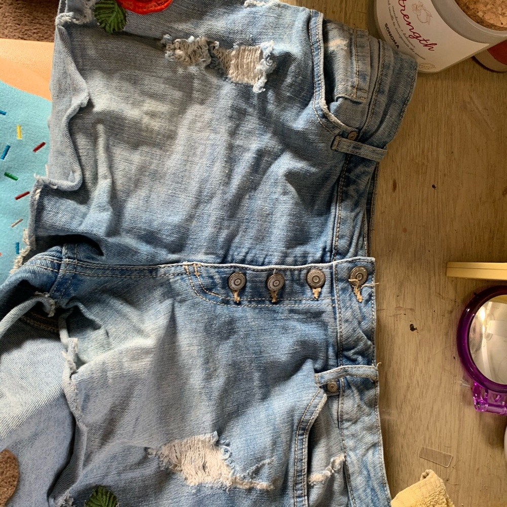 No Boundaries light wash jean shorts